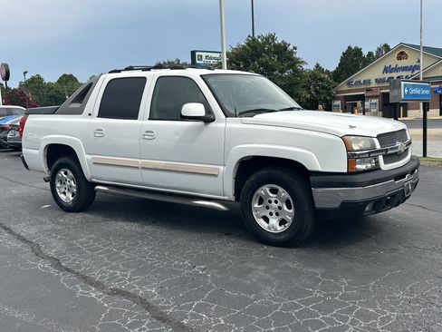Used 2005 Chevrolet Avalanche Z66 w/ Sun And Sound Package RWD image 2