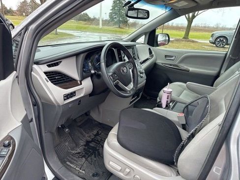 Used 2017 Toyota Sienna XLE image 13