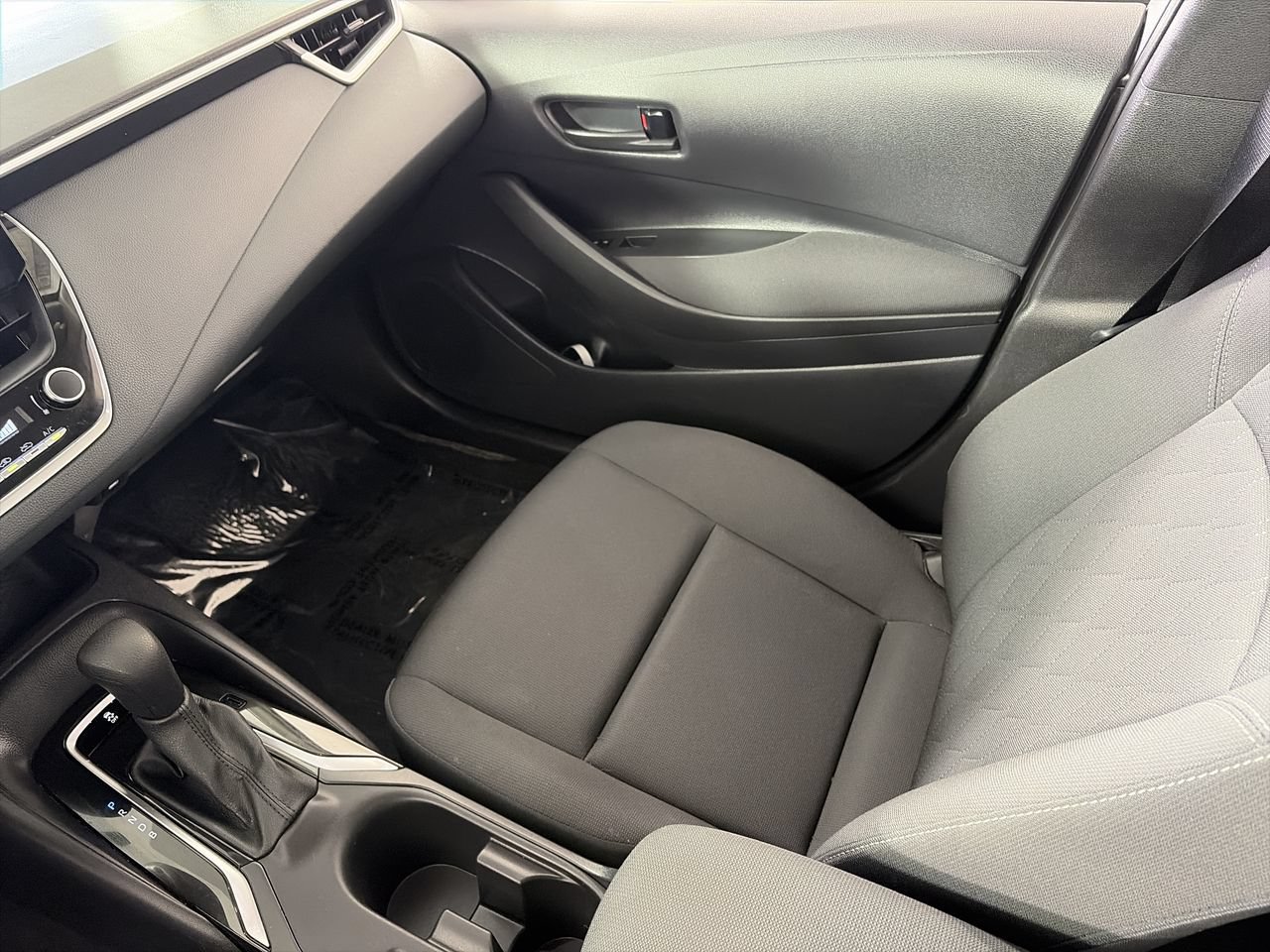 Used 2025 Toyota Corolla LE FWD image 21