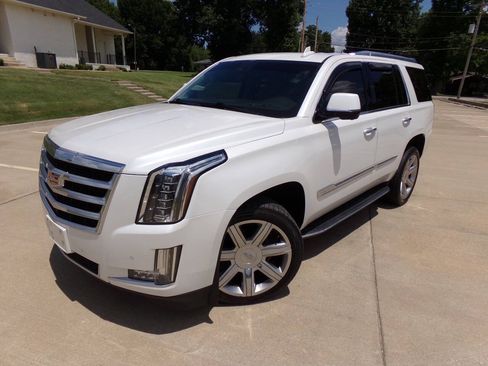 Used 2016 Cadillac Escalade Luxury AWD/4WD image 3