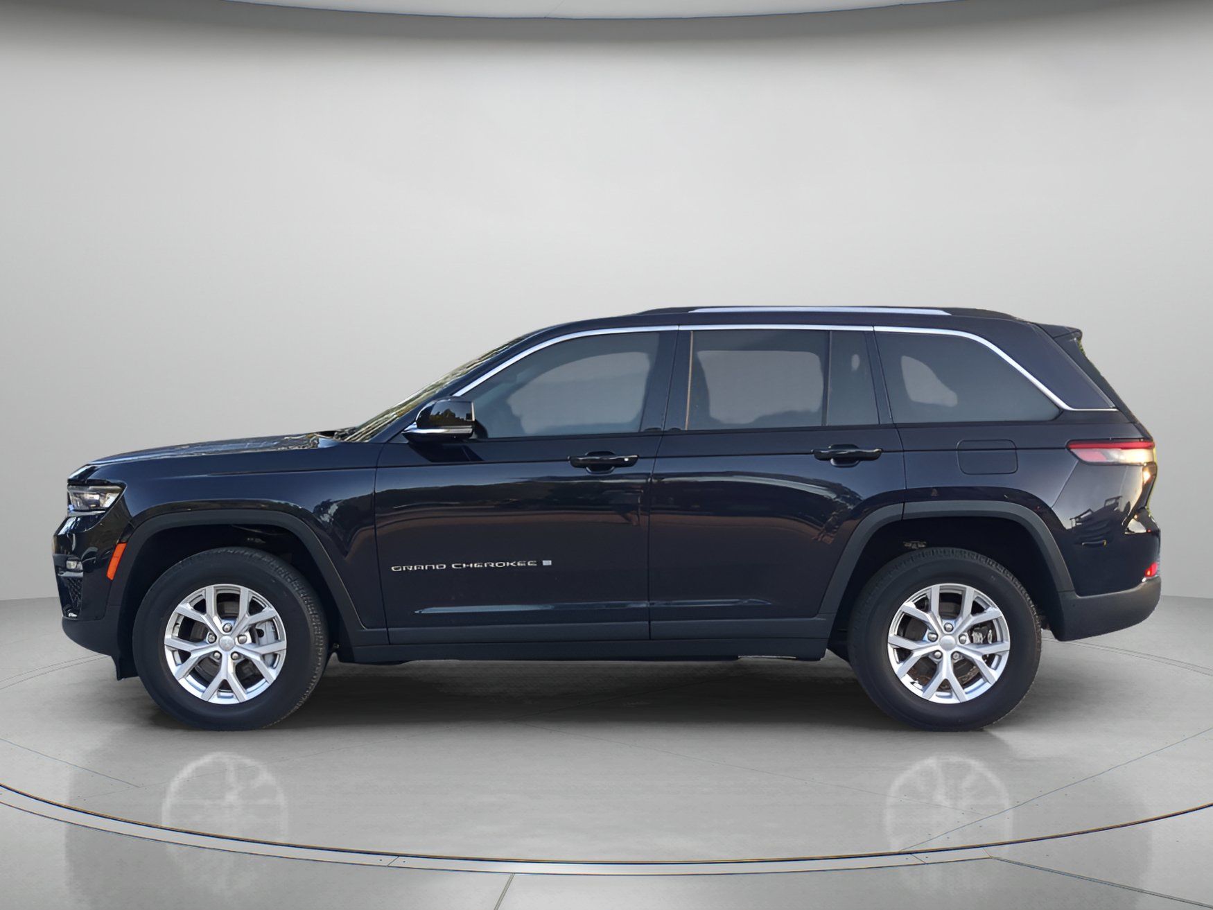 Used 2023 Jeep Grand Cherokee Limited w/ Luxury Tech Group II AWD/4WD image 43