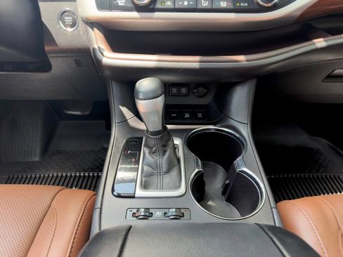 Used 2018 Toyota Highlander Limited Platinum AWD/4WD image 10