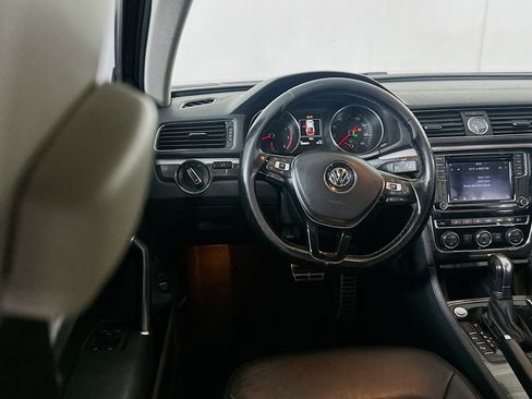 Used 2017 Volkswagen Passat 1.8T SEL Premium image 17