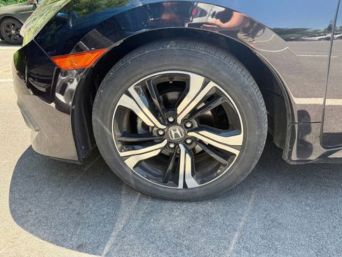 Used 2018 Honda Civic Touring image 9