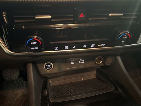 Used 2022 Nissan Rogue SV image 16