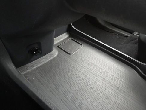 Used 2021 Toyota Sienna Limited image 19