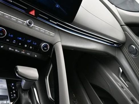Used 2025 Hyundai Elantra SEL FWD image 21