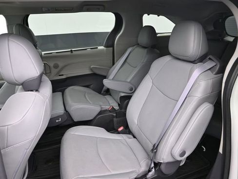 Certified 2023 Toyota Sienna Limited image 28