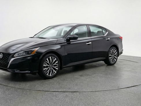 Used 2025 Nissan Altima 2.5 SV image 3
