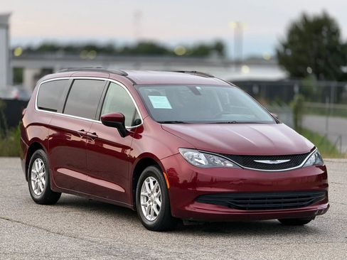 Used 2020 Chrysler Voyager Lxi FWD image 1