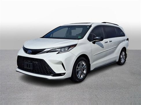 Used 2023 Toyota Sienna XSE w/ XSE Plus Package image 1