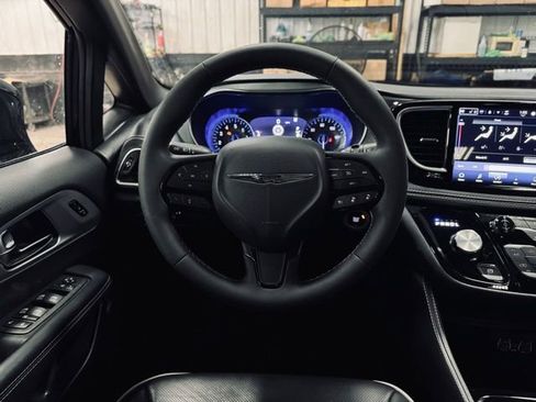 Certified 2025 Chrysler Pacifica Limited image 32