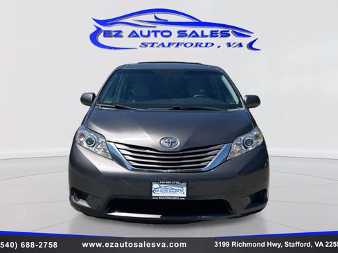 Used 2015 Toyota Sienna LE FWD image 2