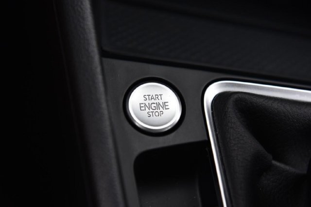 Used 2025 Volkswagen Jetta SE w/ Sunroof Package FWD image 17