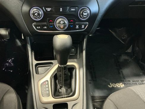 Used 2016 Jeep Cherokee Latitude w/ Comfort/Convenience Group FWD image 9