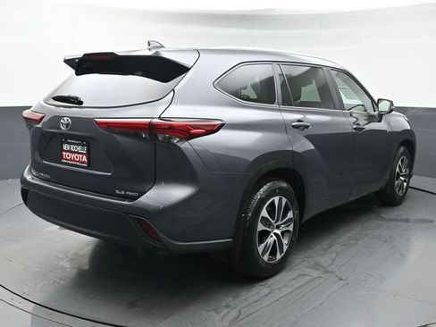Used 2023 Toyota Highlander XLE AWD/4WD image 6
