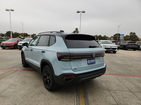 New 2026 Volkswagen Taos SE image 5