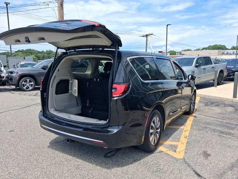 Used 2022 Chrysler Pacifica Touring-L FWD image 11