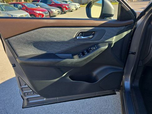 Used 2023 Nissan Rogue SV image 14