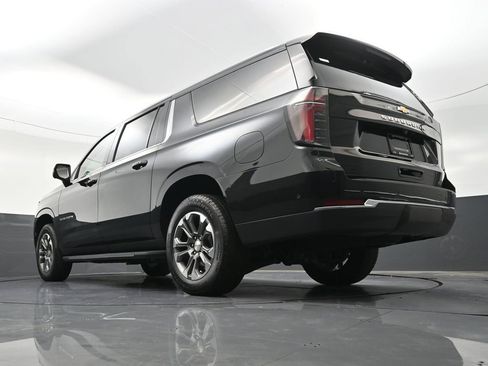 Used 2025 Chevrolet Suburban LT RWD image 27