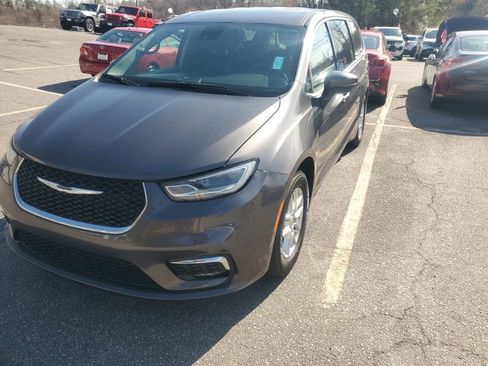 Used 2023 Chrysler Pacifica Touring-L image 2