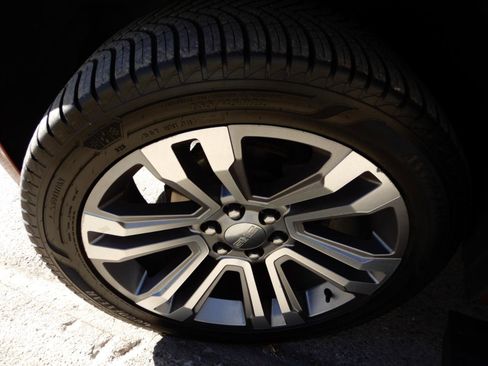 Used 2018 GMC Yukon Denali image 25