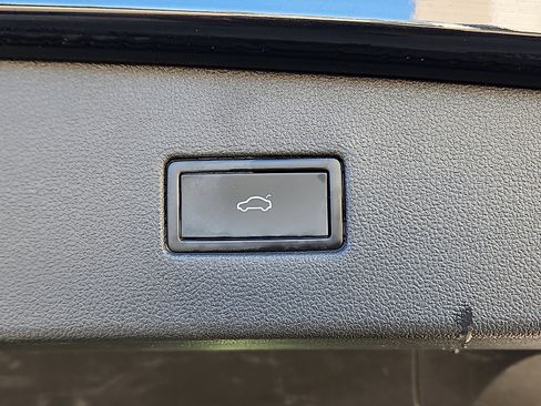 Certified 2022 Volkswagen Tiguan SE R-Line image 7