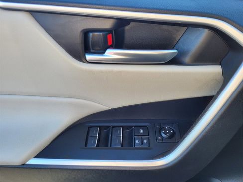 Used 2022 Toyota RAV4 XLE Premium image 18