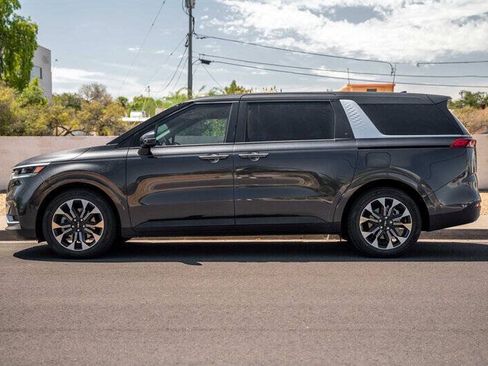 Used 2024 Kia Carnival EX FWD image 2