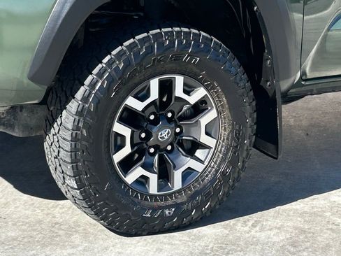 Used 2022 Toyota Tacoma TRD Off-Road w/ Technology Package image 4