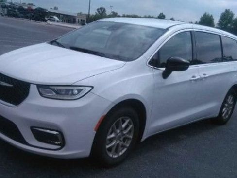 Used 2024 Chrysler Pacifica Touring-L FWD image 3