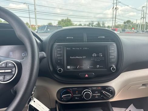 Used 2025 Kia Soul LX w/ LX Technology Package FWD image 18