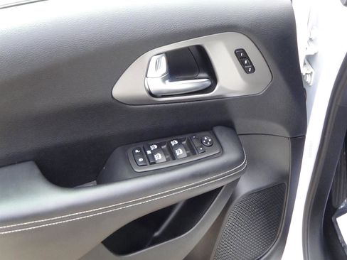 Used 2025 Chrysler Pacifica Select FWD image 15