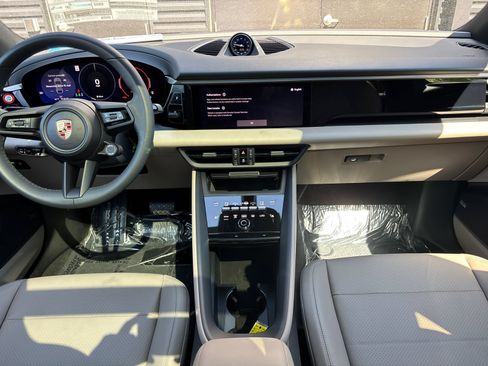 Used 2025 Porsche Macan Electric RWD image 6
