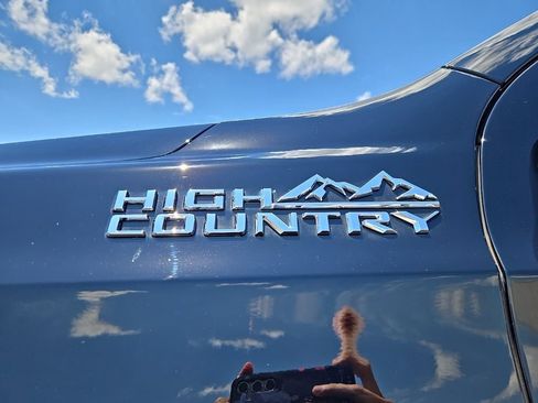 Used 2025 Chevrolet Suburban High Country AWD/4WD image 9