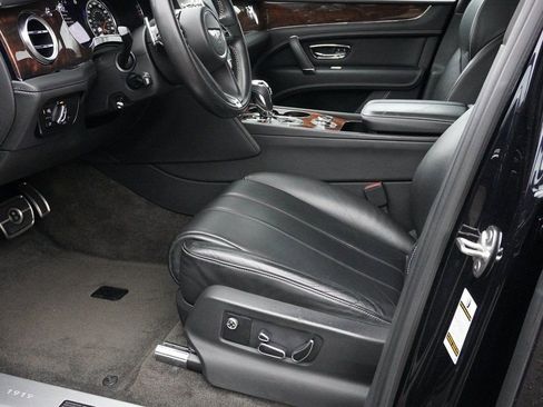 Used 2019 Bentley Bentayga AWD/4WD image 28