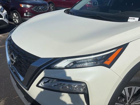 Used 2023 Nissan Rogue SV image 2