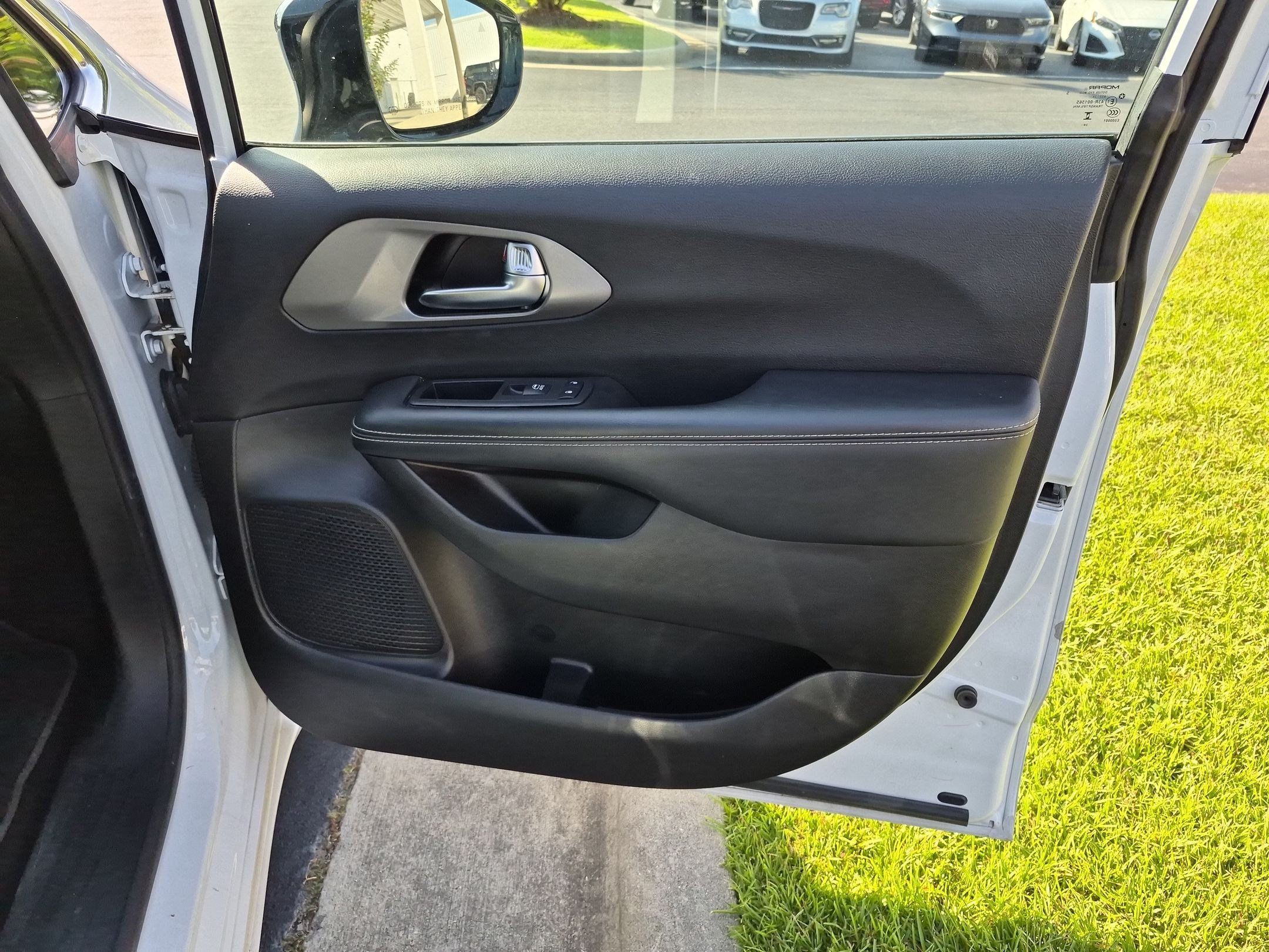 Used 2025 Chrysler Pacifica Select FWD image 24