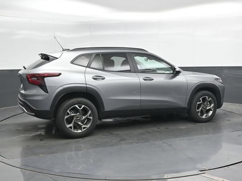 Used 2025 Chevrolet Trax LT w/ LT Convenience Package FWD image 2