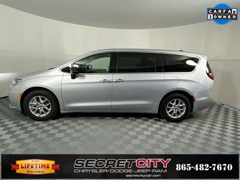 Used 2024 Chrysler Pacifica Touring-L image 4