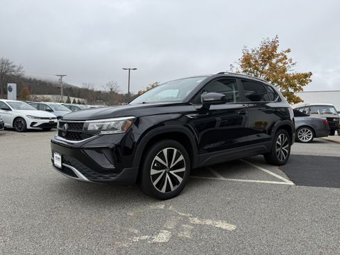 Certified 2023 Volkswagen Taos SE w/ Panoramic Sunroof Package image 7