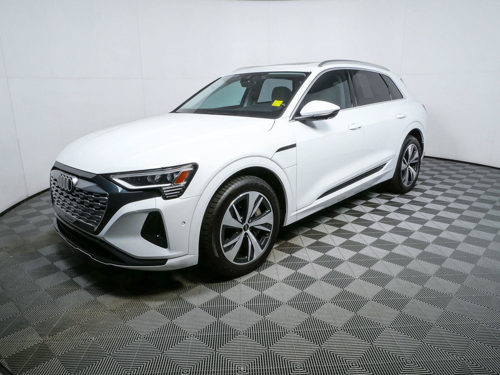 Used 2024 Audi Q8 e-tron Premium Plus w/ Premium Plus Package AWD/4WD image 29