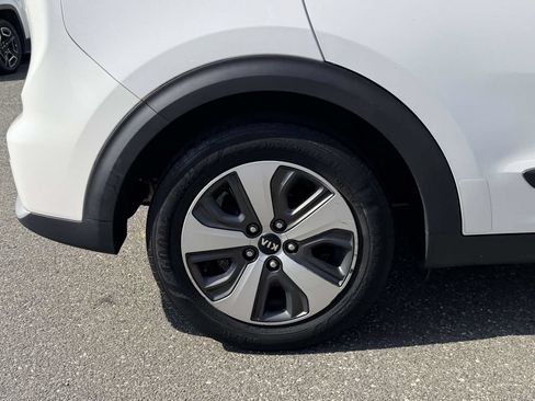 Used 2017 Kia Niro EX FWD image 10