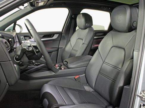Used 2025 Porsche Cayenne image 5