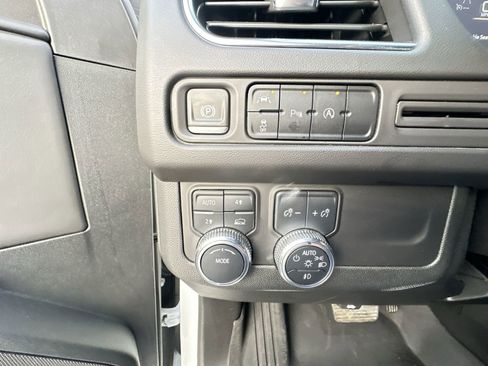 Used 2024 GMC Yukon XL SLE w/ Gmc Pro Safety Plus Package image 18