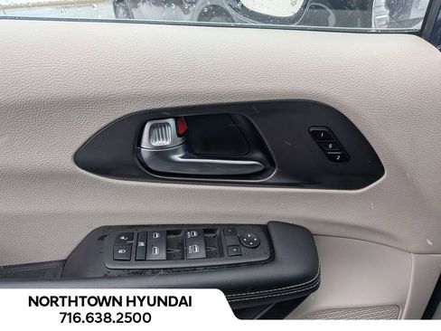 Used 2024 Chrysler Pacifica Touring-L image 31