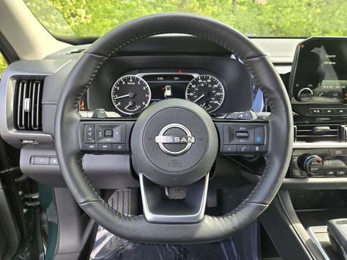 Used 2025 Nissan Pathfinder SL AWD/4WD image 17