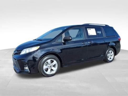 Used 2018 Toyota Sienna XLE w/ XLE Navigation Package image 6