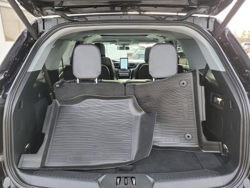 Used 2023 Ford Explorer Limited w/ Limited Technology Package image 8