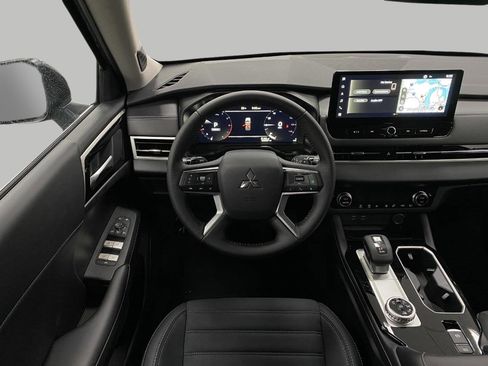 New 2025 Mitsubishi Outlander SE image 13